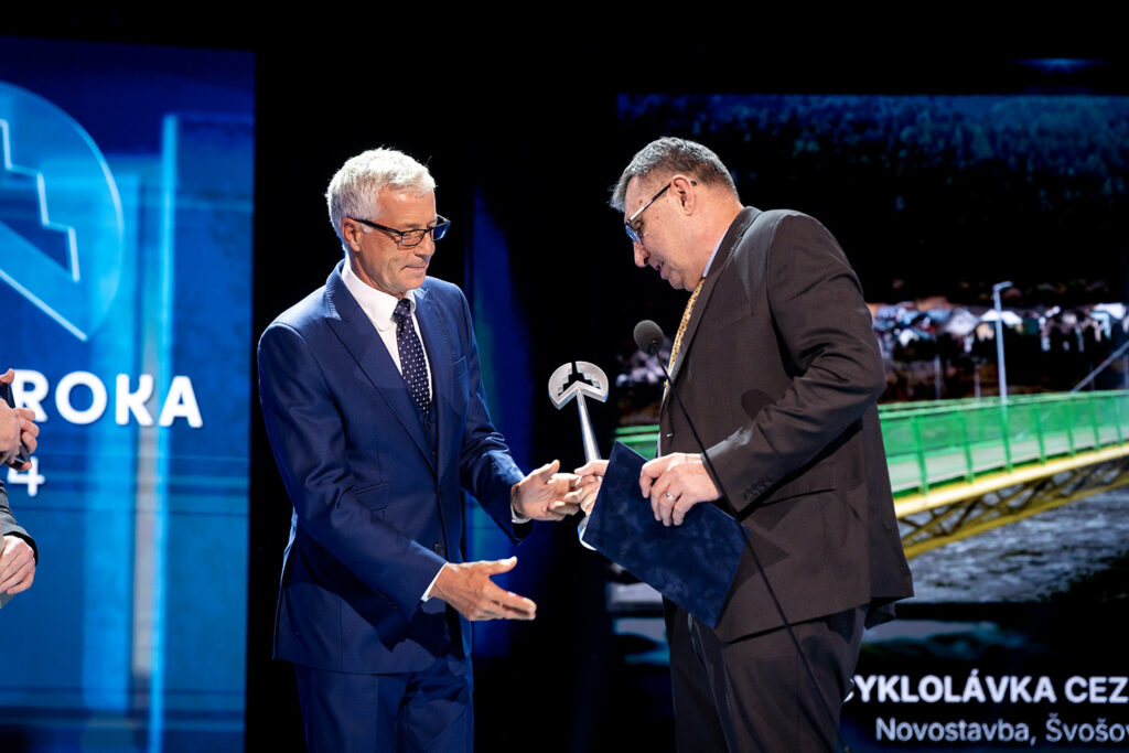 IKE09745